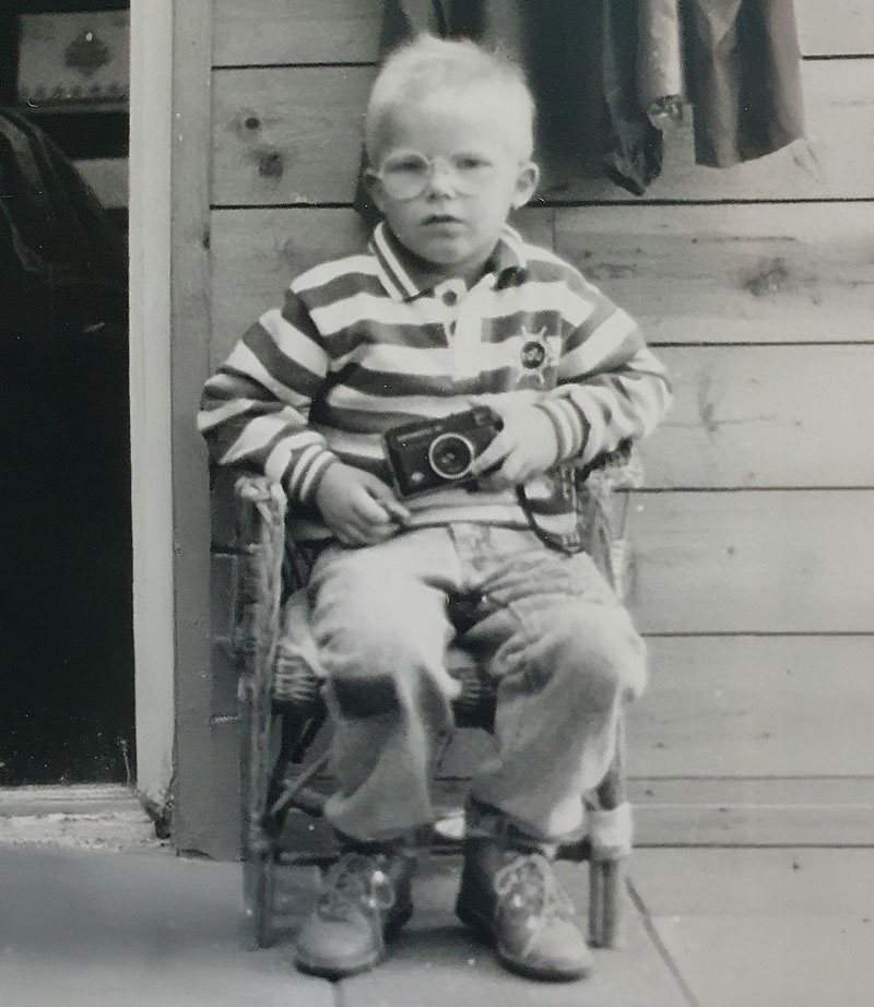 Old black and white foto of me as a kid to show where my affinity with photography started.
